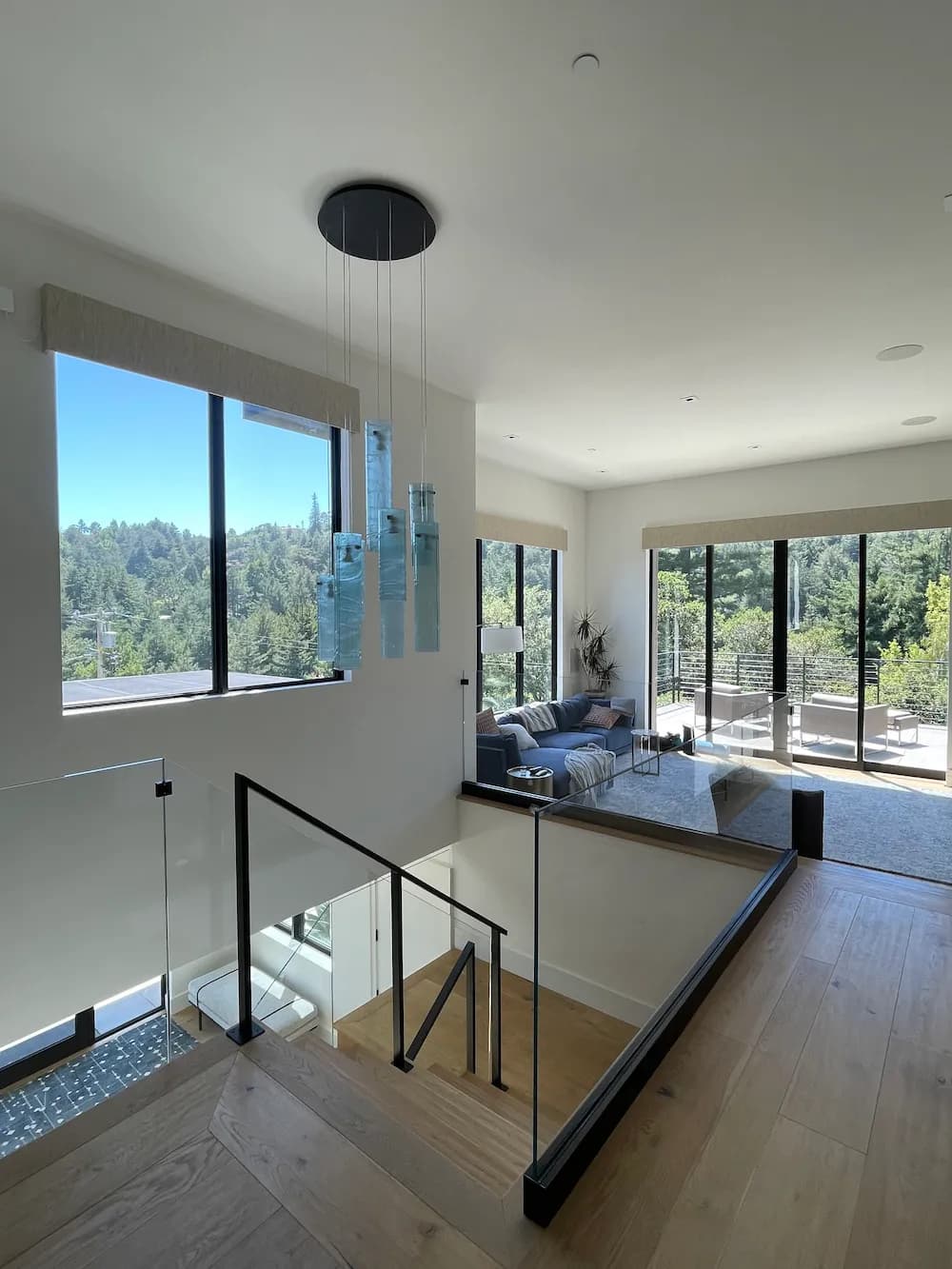 Cornices installation in a living room
